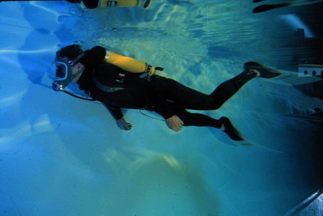 Diver training with a full face mask and underwater communications. Picture