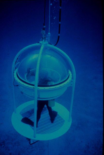 In the air-filled bell dome, divers can talk to each other and the surface. Picture