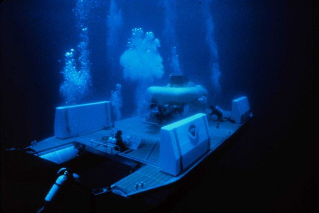 Divers ready to release PISCES V from LRT. Picture