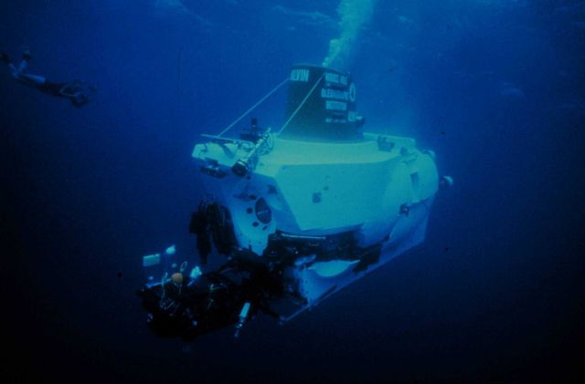 ALVIN descends to its maxium depth of 4000 m (mean ocean depth is 3800 m). Picture