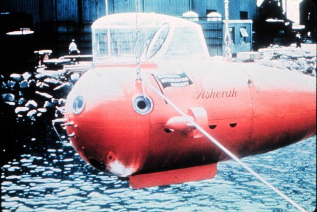 ASHERAH,shallow (200 m), cheap ($25,000) Navy submersible built in 1964. Picture