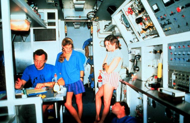 AQUARIUS aquanauts discuss dive plan during coral feeding study. Picture