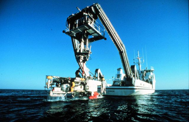 Harbor Branch Oceanographic Institute's R/V Seward Johnson and JSL sub. Picture