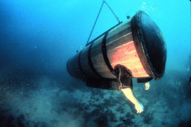 Lethbridge diving machine, 1715-- a one atmosphere system. Picture