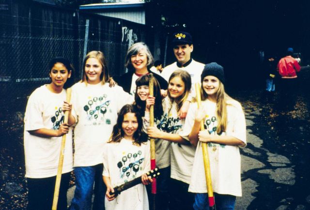 A group of volunteer school children are photographed with representative Lynn Woolsey. Picture
