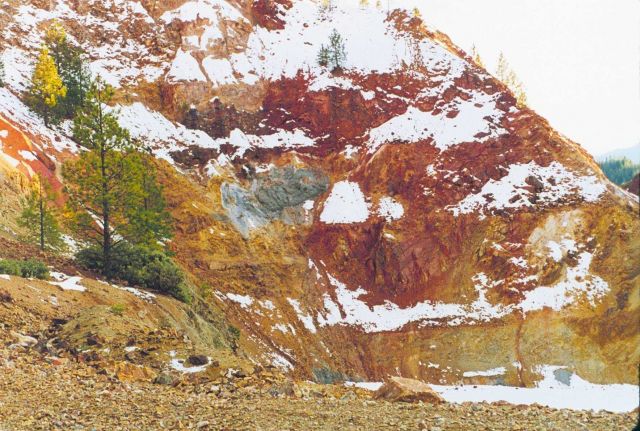 An ore vein in Iron Mountain Mine, the ore vein in the grey area is a sulfide ore. Picture
