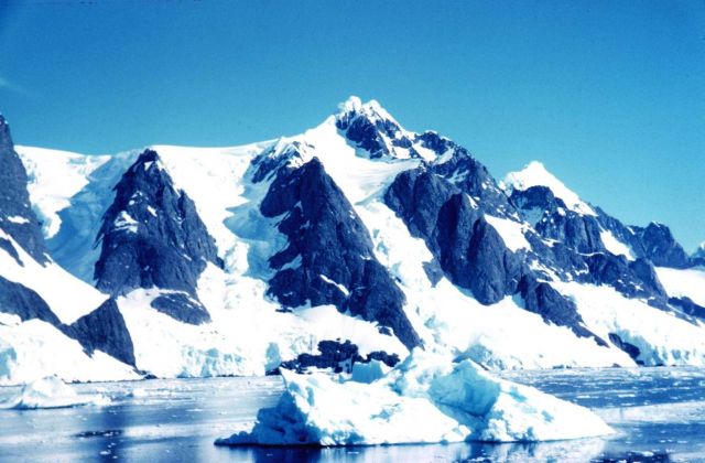 Cruising in Lemaire Channel Picture