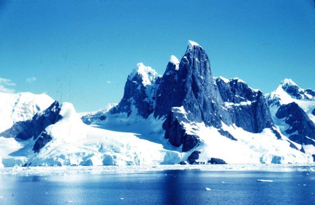 Cruising in Lemaire Channel Picture