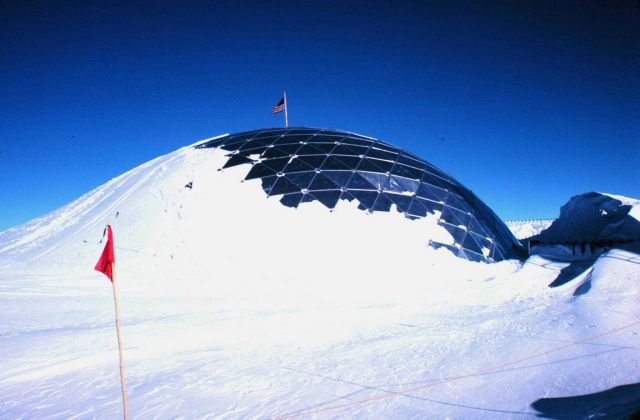 Guess which way the prevailing winds are at South Pole Station Picture