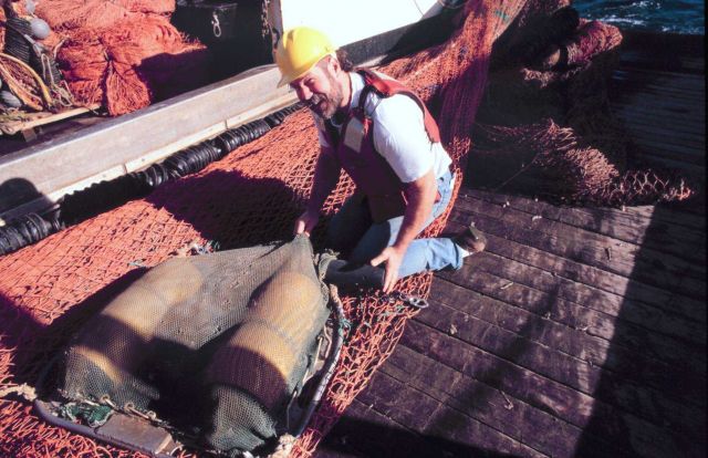 Attaching acoustic sensors of trawl mensuration system to the trawl. Picture