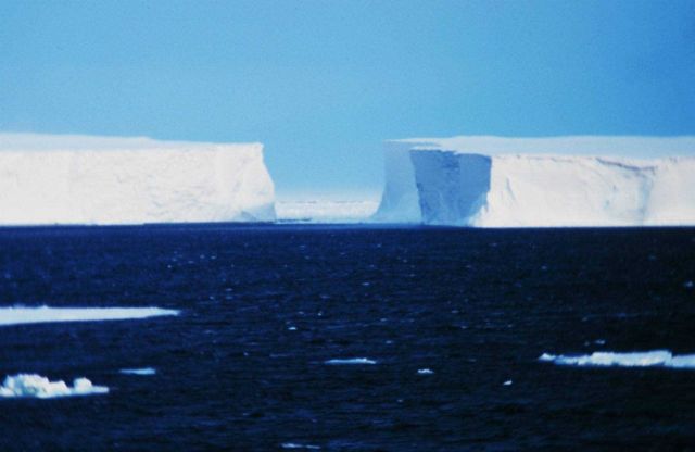 Icebergs grounded on Pennel Bank Picture
