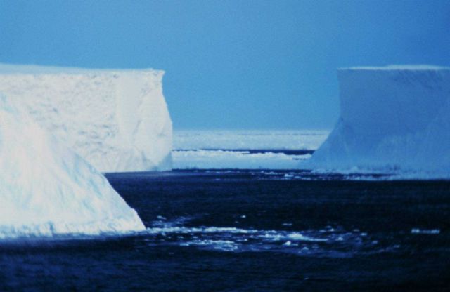 Icebergs grounded on Pennel Bank Picture