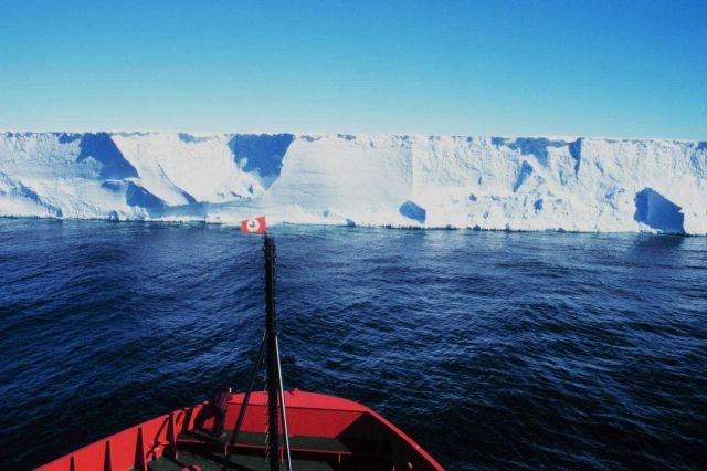 The Ross Ice Shelf from the NATHANIEL B Picture