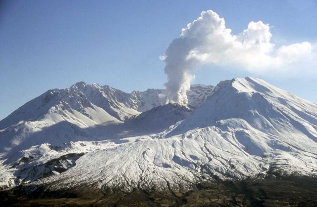 Steam plume from new dome on Mt St Helens Picture