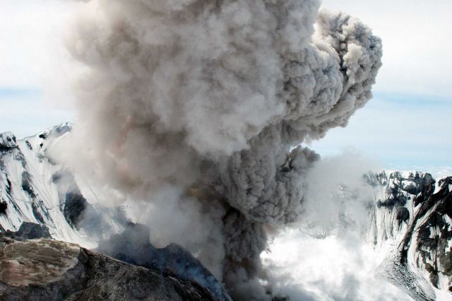 Mount St Helens - brutus rock fall & plume Picture