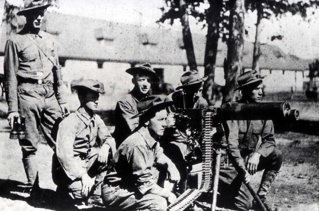 Soldiers with machine guns Picture