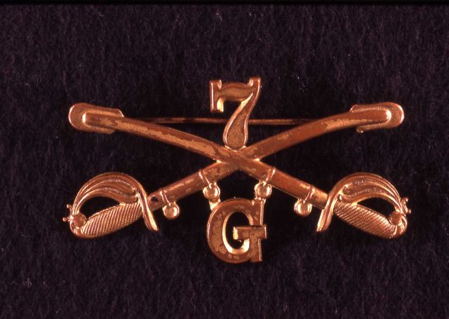 US Cavalry insignia pin & hat -7 Picture