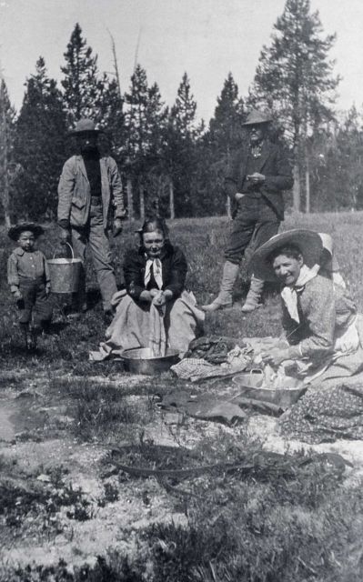 Tourists doing laundry in spring at Norris Picture