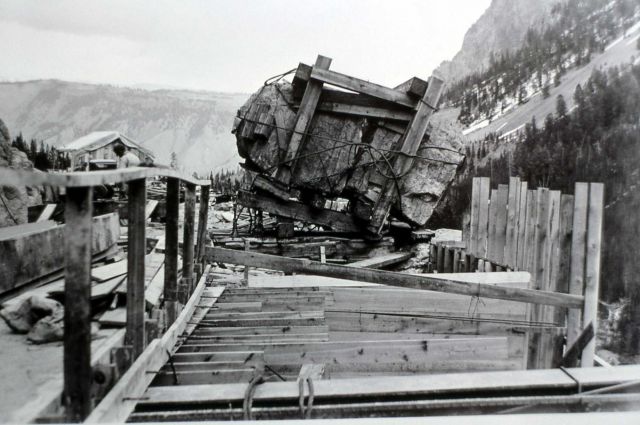 Moving rock on the Golden Gate Bridge, Yellowstone National Park Picture