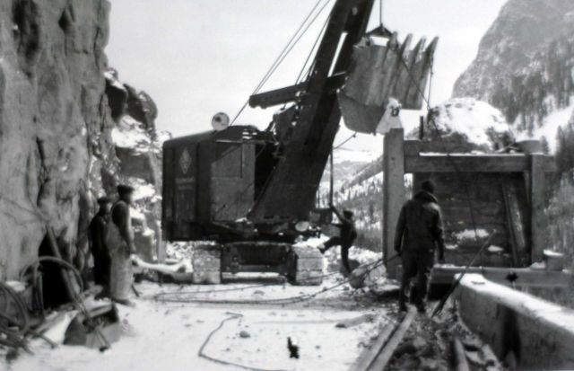 Moving rock on the Golden Gate Bridge, Yellowstone National Park Picture