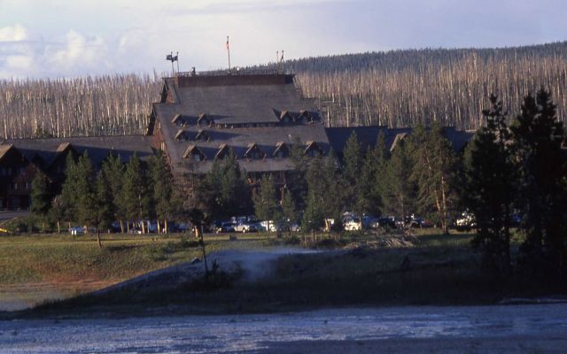 Old Faithful Inn exterior Picture