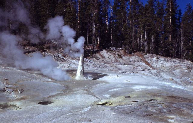 Monument Geyser cone - Mineral deposits Picture