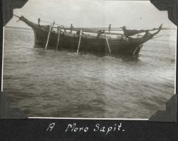 A Moro sapit, a moderate-sized vessel that could be rowed during periods of calm . Image