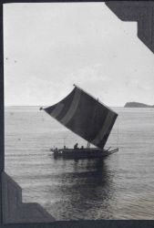 A vinta underway. Image