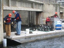 Equipment installation at Ice Harbor Dam for juvenile salmon radio-telemetry study Image