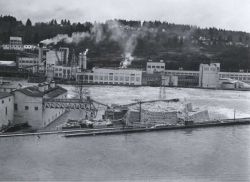 Looking from west shore of Willamette River Image