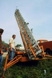 TMT being erected by Leonard Bergman Image