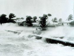 Wind-driven waves threaten to inundate homes Image